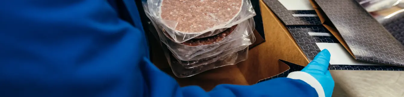 Vedúci tímu na linke na balenie hamburgerov